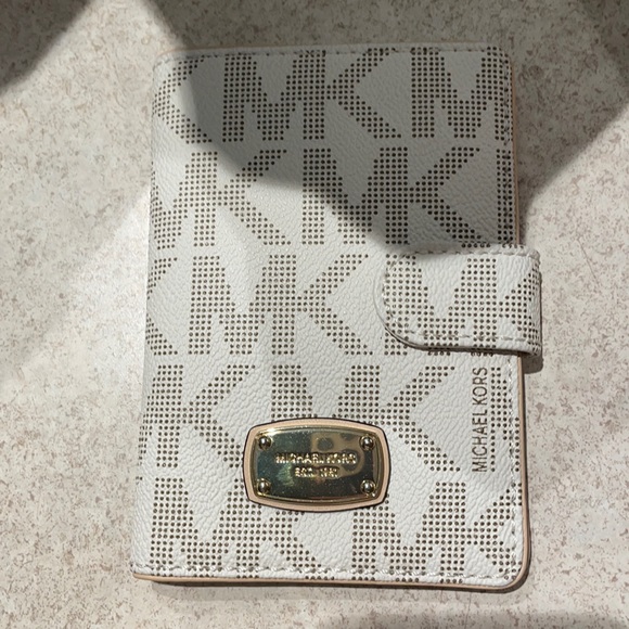 Michael Kors Other - Michael Kors Passport holder
